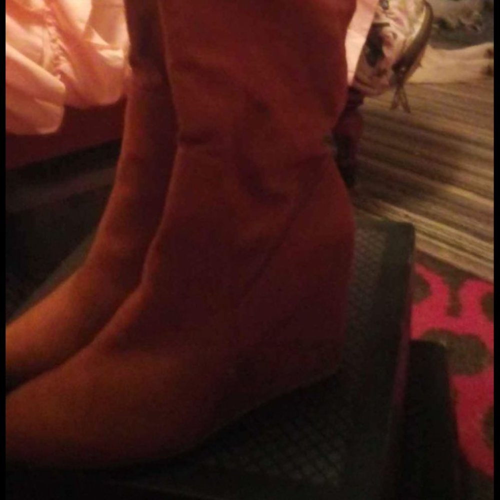 Women's faux suede boots NWT